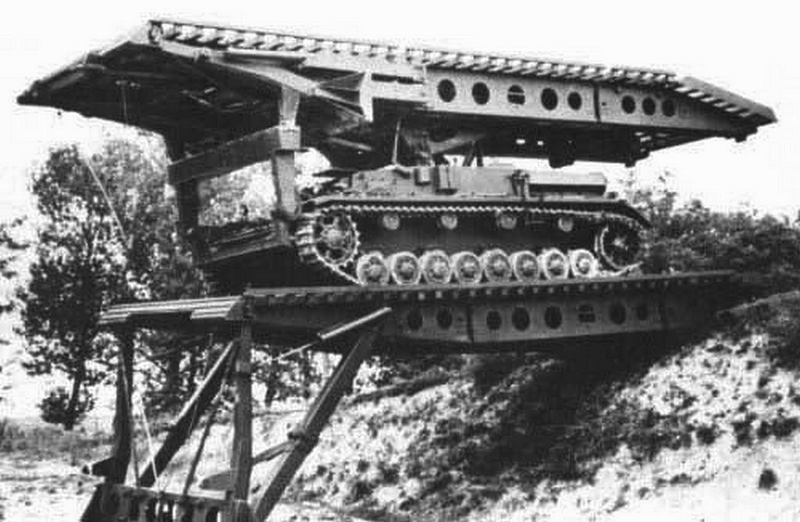 Illustration for article titled Estos tanques lanzapuentes son lo más parecido a transformers reales